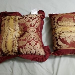 🐧🐻2 VICTORIA CLASSICS PILLOWS🏠🐼